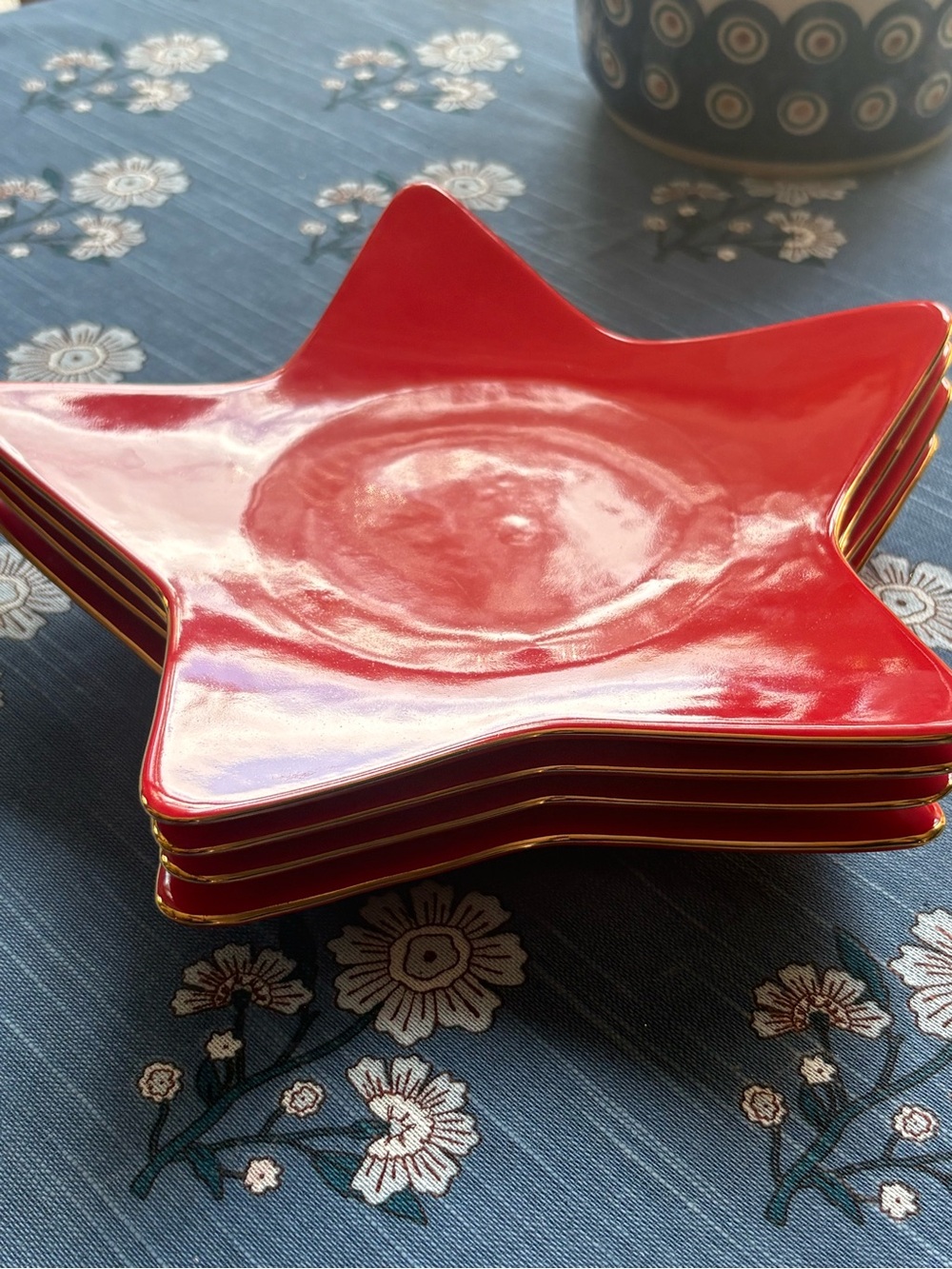 Williams Sonoma Red Star Ceramic Plates with Gold Trim Set of 4 - Picture 2 of 4